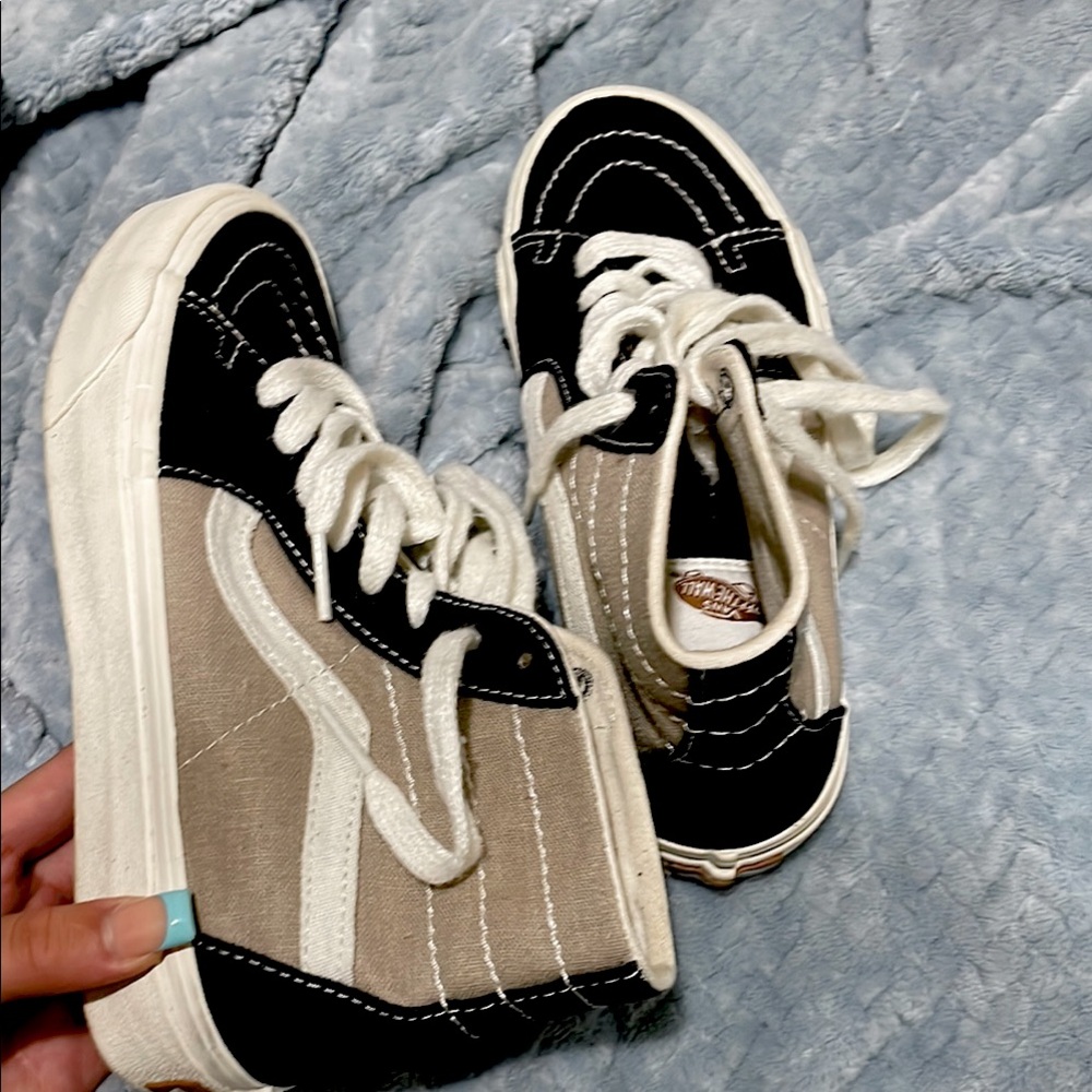 Stylish High-Top Sneakers - Black and Tan